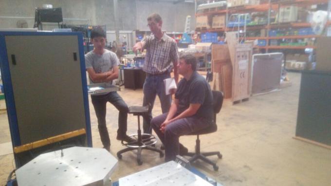 Berjalan di Ruang Uji Kelembaban Suhu Lingkungan 11